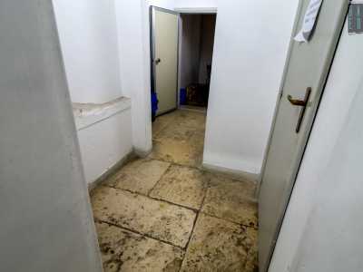 In alcuni locali troviamo anche le antiche chianche in pietra posate sul pavimento...